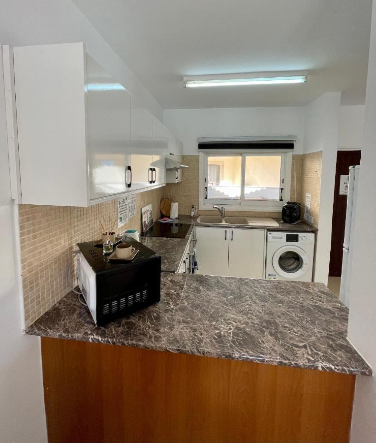 109 Queens Gardens, Paphos Apartment Exterior foto